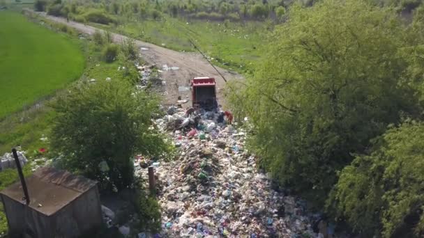 Un camion à ordures arrive dans une décharge naturelle. Les gens jettent des déchets à l'entrée. Vidéo aérienne. - Séquence, vidéo