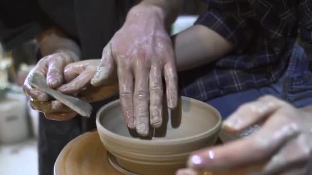 Een handgemaakte kleipot maken in de werkplaats. Pottenbakkersles bij meester. - Video