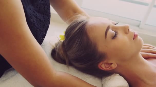 Kobieta dostaje masaż ramion spa przez terapeutę. - Materiał filmowy, wideo
