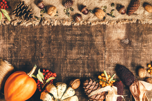 Herbst-Hintergrund - Fallendes Laub und gesunde Ernährung auf altem Holztisch. - Foto, Bild
