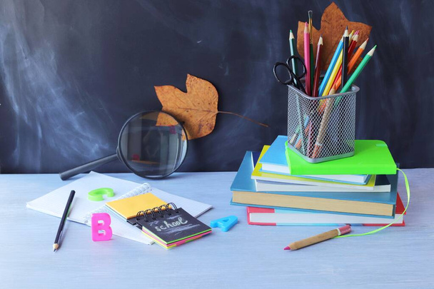 Zurück in die Schule, Bücher und Notizblock, Schreibwaren auf dem Tisch, Lernkonzept für zu Hause - Foto, Bild