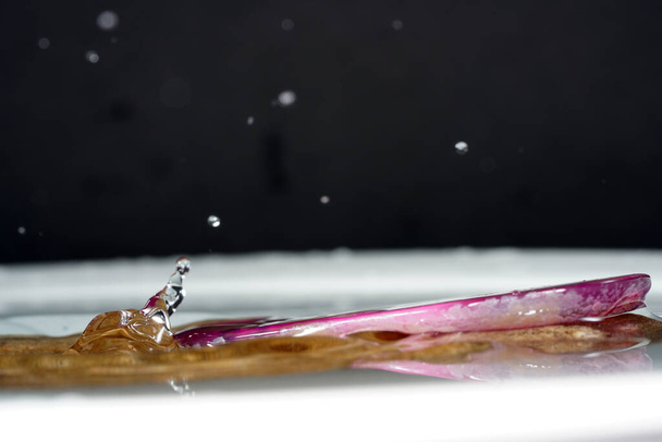 Капли воды, сфотографированные с вспышками и капельницей в студии - Фото, изображение