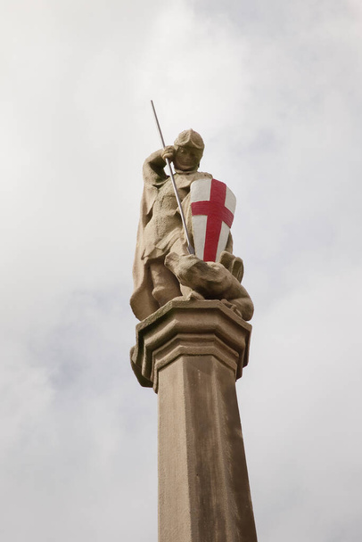 Святий Георгій Стендінг і Слайлінг Статуя дракона Скульптура в Мортоні в болоті Англії - Фото, зображення