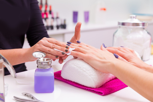 Nails saloon woman nail polish remove with tissue - Foto, Imagen