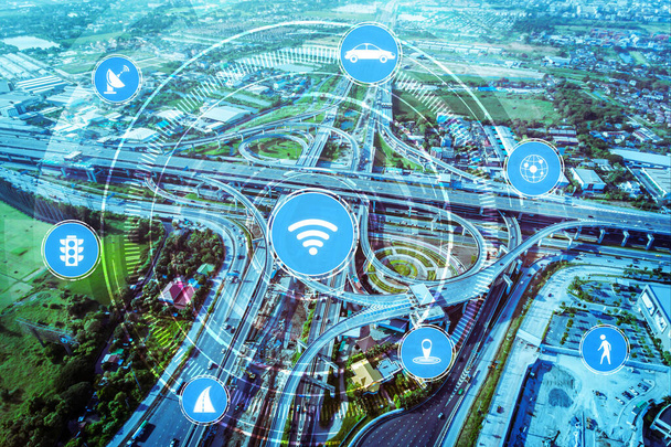 Koncepcja inteligentnych technologii transportowych dla przyszłego ruchu drogowego. Wirtualny inteligentny system umożliwia cyfrową analizę informacji w celu połączenia danych pojazdu na ulicy miejskiej. Innowacje futurystyczne . - Zdjęcie, obraz