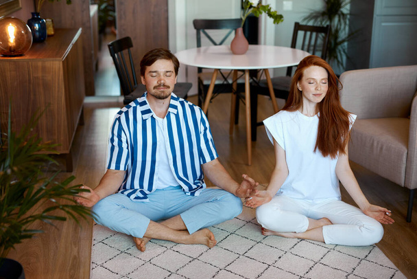 good-looking flexible couple begin their morning with yoga - Foto, Bild
