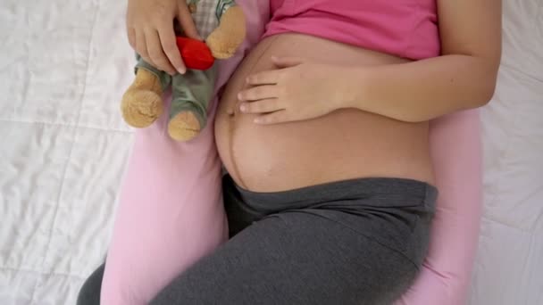 Boldog terhes nő alszik az ágyban a hálószobában. - Felvétel, videó