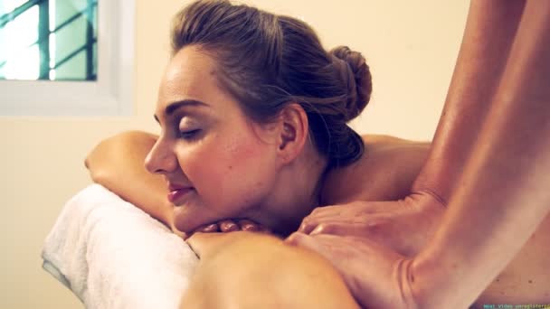Mujer obtiene de vuelta spa de masaje por terapeuta de masaje. - Imágenes, Vídeo