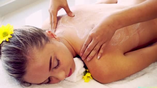 donna ottiene indietro massaggio spa da massaggio terapeuta. - Filmati, video