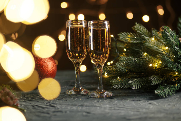 Lint, kerstballen en wijn tegen kerstverlichting - Foto, afbeelding