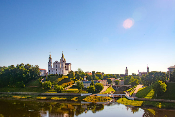 Vitebsk, Λευκορωσία - 18 Ιουλίου 2020: Καθεδρικός ναός της Κοίμησης της Θεοτόκου στο λόφο και το μοναστήρι του Αγίου Πνεύματος και της Δυτικής Dvina ποταμού. - Φωτογραφία, εικόνα