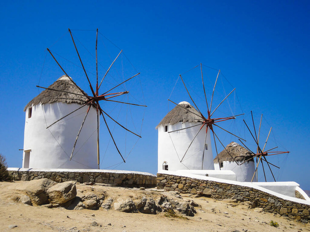 Vista panoramica dei tradizionali mulini a vento greci imbiancati a calce sull'isola di Mykonos, Cicladi, Grecia - Foto, immagini