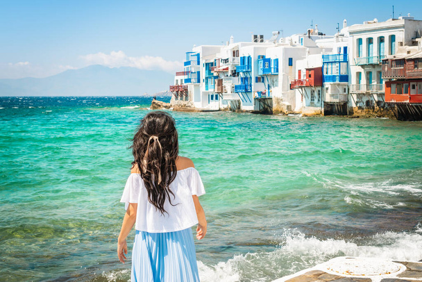 Mladá žena na letní dovolené v Mykonos, Greece. - Fotografie, Obrázek