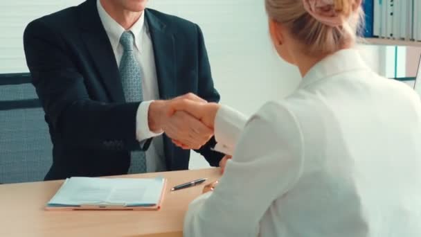 Buscador de empleo y gerente apretón de manos en entrevista de trabajo - Imágenes, Vídeo