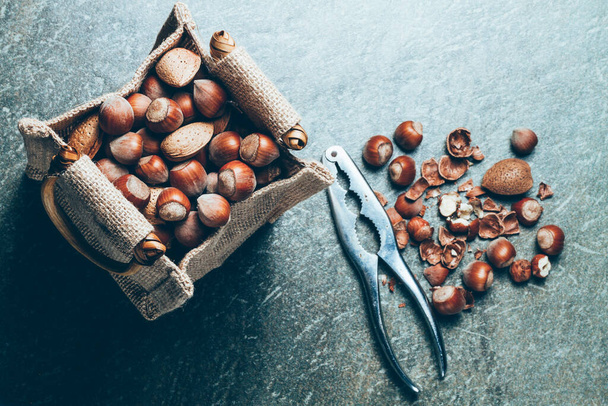 Hasselpähkinät, mantelit ja pähkinänsärkijä - Valokuva, kuva