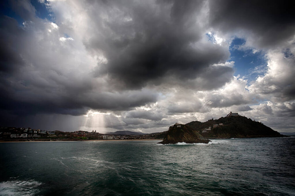 Грозовые тучи над заливом Ла Конча в Сан-Себастьяне Страна Басков Испания - Фото, изображение