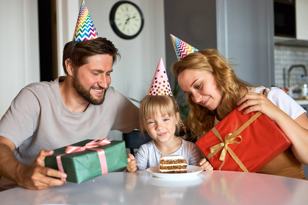 glückliche Familie gratuliert Töchtern zum Geburtstag in der Küche - Foto, Bild