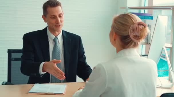 Werkzoekende en manager handdruk in sollicitatiegesprek - Video