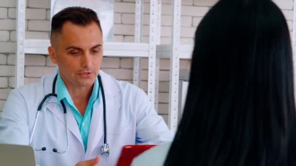 Médico en uniforme profesional examinando al paciente en el hospital - Metraje, vídeo