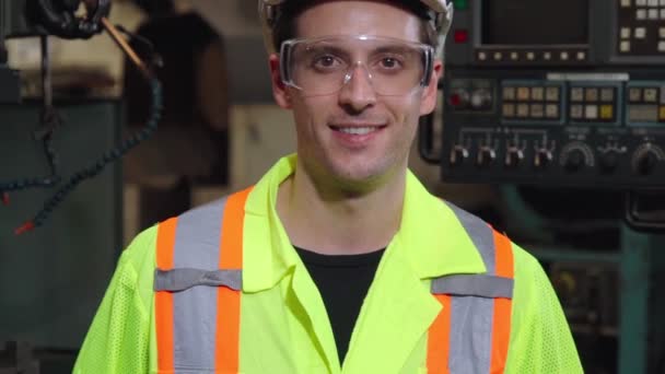 Mladý tovární dělník nebo inženýr zavřít portrét v továrně - Záběry, video