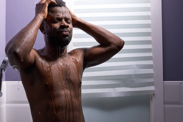 handsome naked black man takes shower - 写真・画像