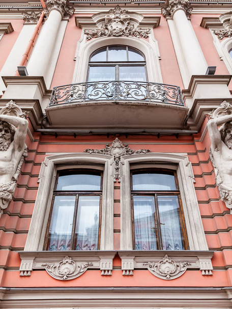 St. Petersburg, Russia, July 13, 2020. Typical architectural details of the facade of a building in the Nevsky prospect, the main street of the city - Фото, изображение