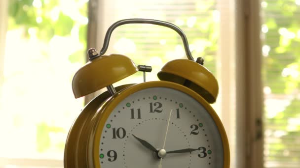 Close-up de um sino de um relógio de alarme amarelo vintage que está assinalando segundos
 - Filmagem, Vídeo