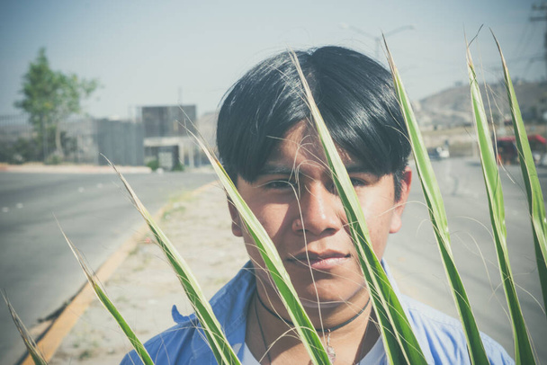 Retrato de moda de adolescente mexicano atrás de uma palmeira - Foto, Imagem