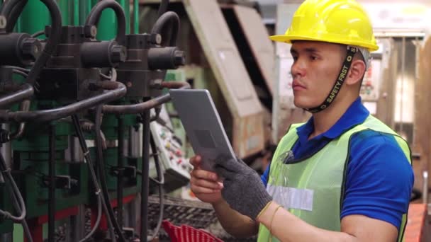 Розумний працівник заводу використовує машину в заводському цеху
 - Кадри, відео