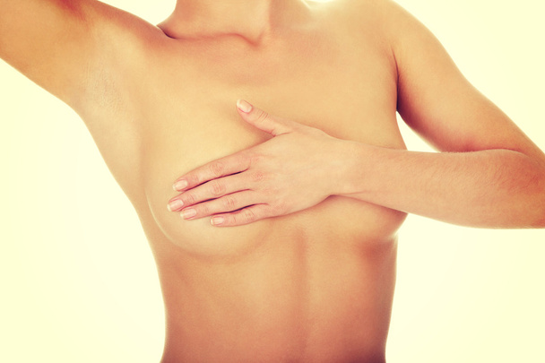 nackte Brust der Frau wird von Hand bedeckt. - Foto, Bild