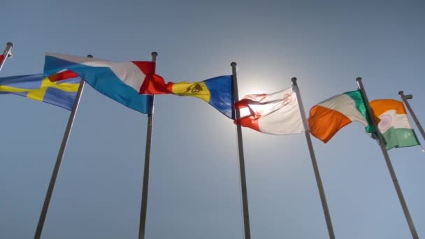 Барвисті прапори, що мерехтять у вітрі - супер повільний рух - концепція дипломатії
 - Кадри, відео
