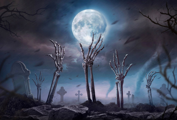 Zombie-Skelett steigt in dunkler Halloween-Nacht in die Höhe.  - Foto, Bild