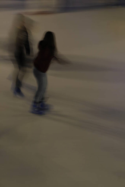 Patinaje sobre hielo en una calle de Bilbao - Foto, imagen