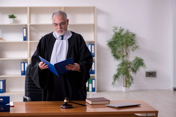 Stary sędzia pracujący w sądzie - Zdjęcie, obraz