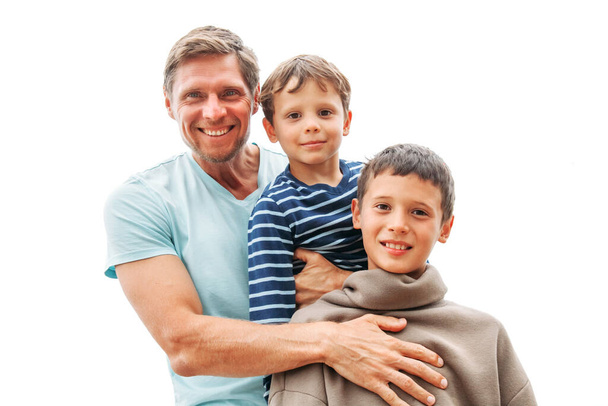 Szczęśliwy portret ojca z dziećmi (dwóch chłopców) na białym, izolowanym tle. Koncepcja przyjaznej rodziny i wakacji letnich. - Zdjęcie, obraz