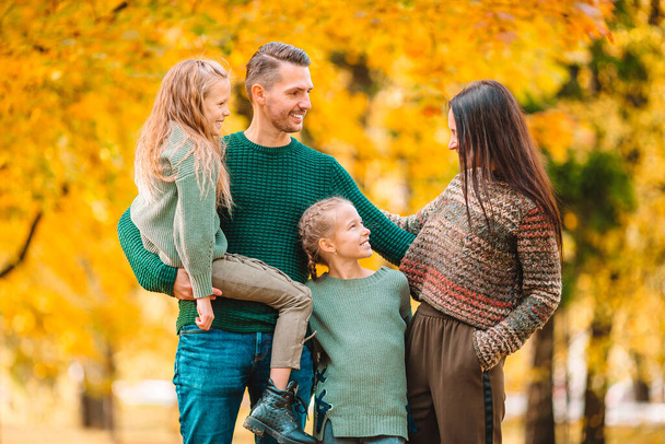 Retrato de familia feliz de cuatro en el día de otoño - Foto, Imagen