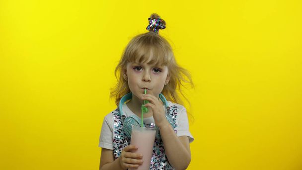 A gyerek tejkoktélt iszik. Turista blogger turista turmixos itallal. Hideg ital forró nyárra - Fotó, kép