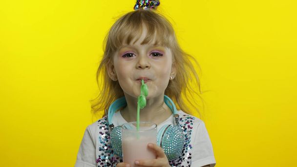 Beber leche infantil cóctel. Turista bloguero de viajes con bebida batida. Bebida fría para el verano caliente - Foto, Imagen
