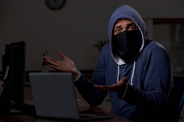 Maschio hacker hacking firewall di sicurezza tardi in ufficio - Foto, immagini