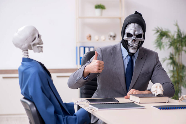 Engraçado reunião de negócios com o diabo e esqueletos - Foto, Imagem