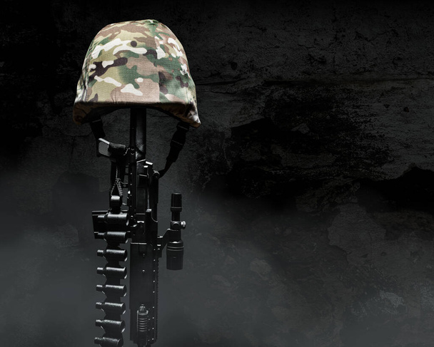 Foto eines getarnten Soldatenhelms mit Gewehr auf dunklem Hintergrund mit Nebel. - Foto, Bild