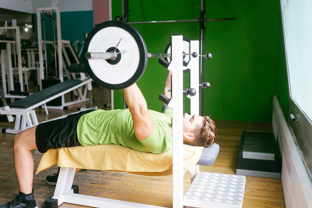 Bearded guy lifting weights at the gym - Φωτογραφία, εικόνα