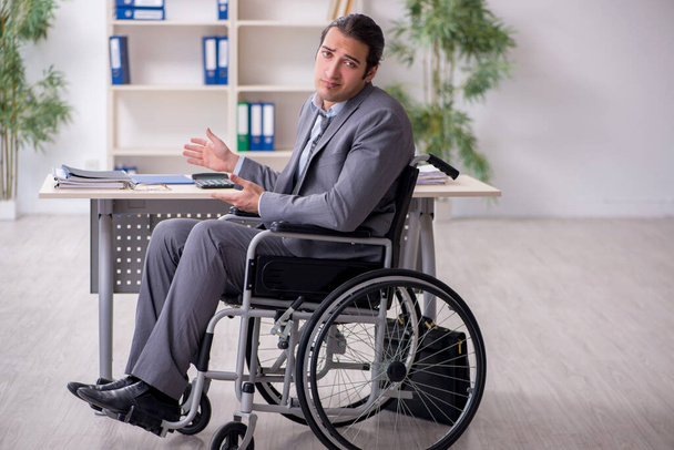 Mladý muž zaměstnanec v invalidním vozíku - Fotografie, Obrázek