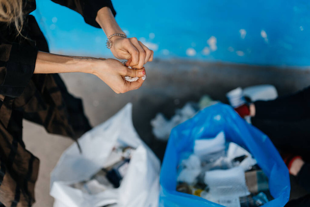 Młoda kobieta sortuje śmieci. Koncepcja recyklingu. Zero odpadów - Zdjęcie, obraz