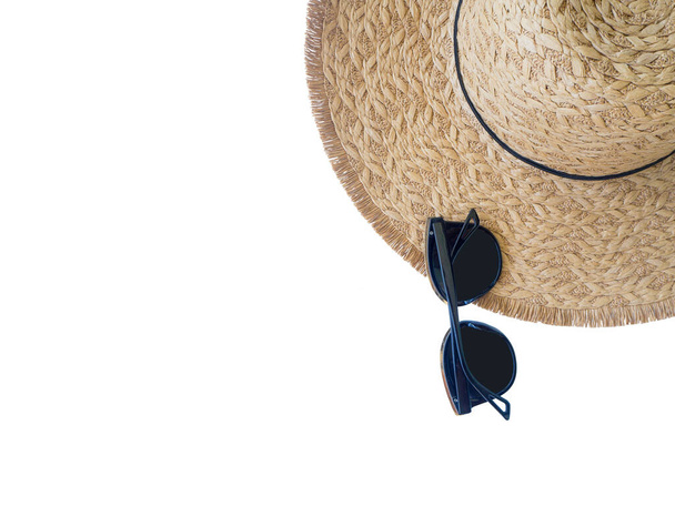 Шляпа и очки изолированы на белом фоне для летнего отпуска. no people. - Фото, изображение