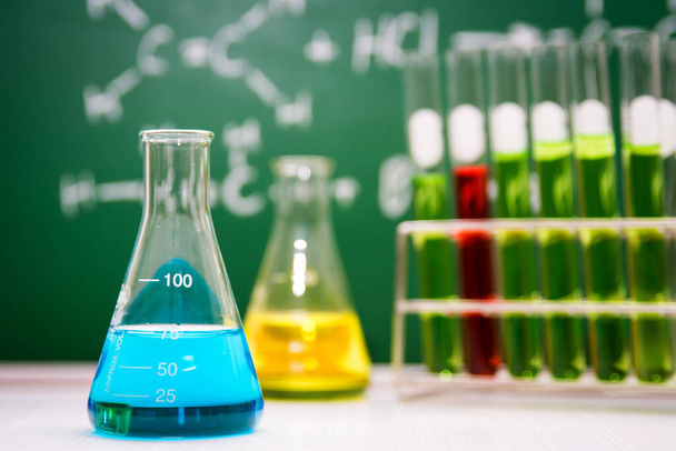 研究室の背景、科学研究開発の概念を持つ化学液体を含む研究室用ガラス製品  - 写真・画像