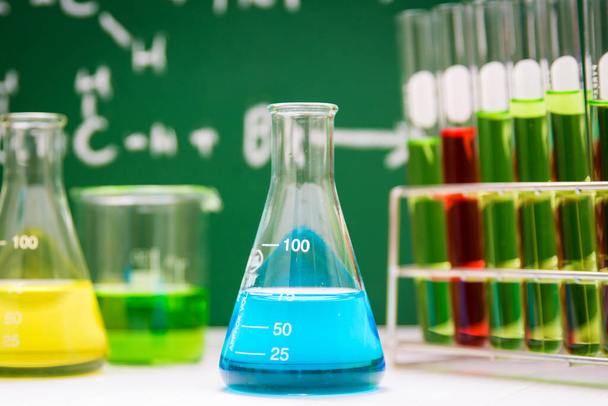 Laboratorní sklo obsahující chemickou kapalinu s laboratorním zázemím, vědeckým výzkumem a vývojovým konceptem  - Fotografie, Obrázek