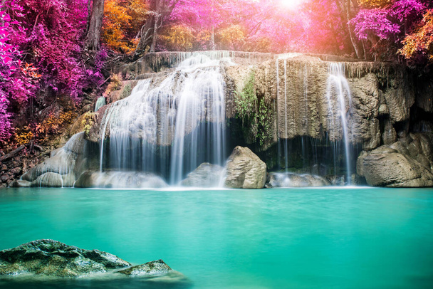 Incrível na natureza, bela cachoeira na floresta de outono colorido na temporada de outono   - Foto, Imagem