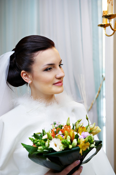 Luxury bride with a bouquet of flowers - Фото, зображення