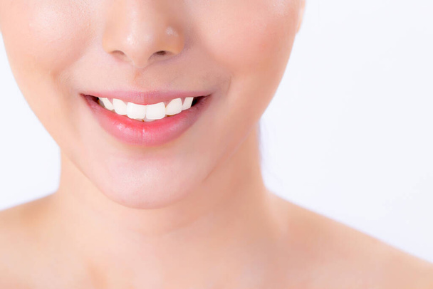 Mooie close-up tanden van jonge vrouw geïsoleerd op witte achtergrond, tand en glimlach met frisse, tandheelkundige en whitening, gezond en welzijn, tandarts en hygiëne, expressie met gelukkig, mond en lippen. - Foto, afbeelding